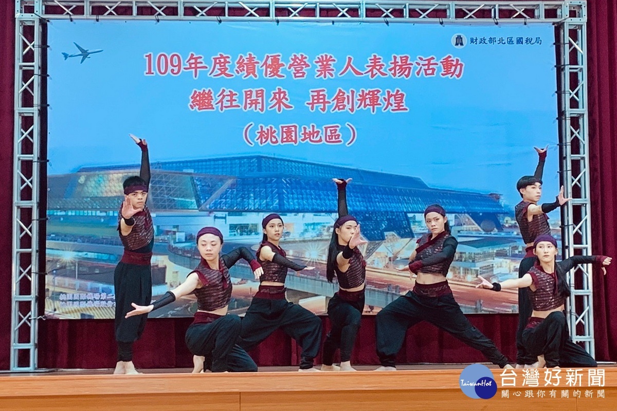 啟英高中表演藝術科在109年度桃園地區績優營業人表揚活動中,演繹融合傳統國劇與現代街舞特色的古典舞。