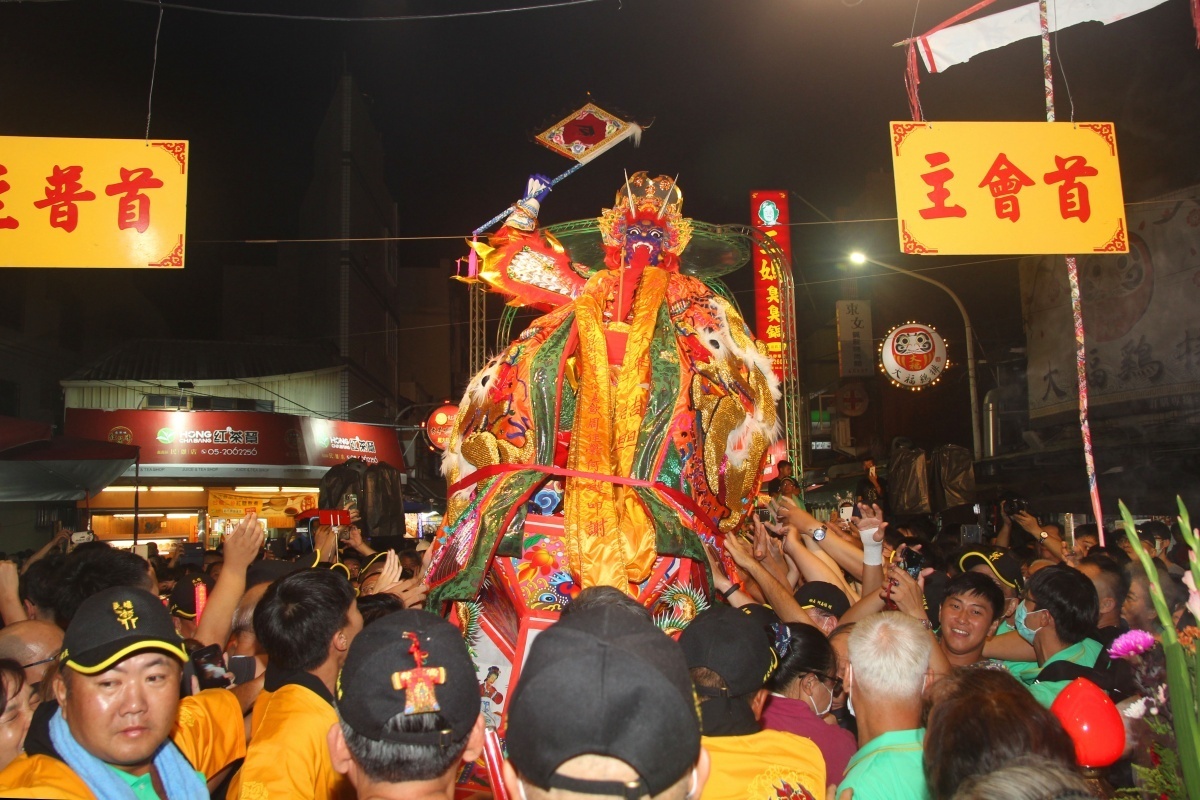 民雄大士爺祭最後一夜舉行火化升天儀式，現場湧入上萬民眾／陳致愷翻攝