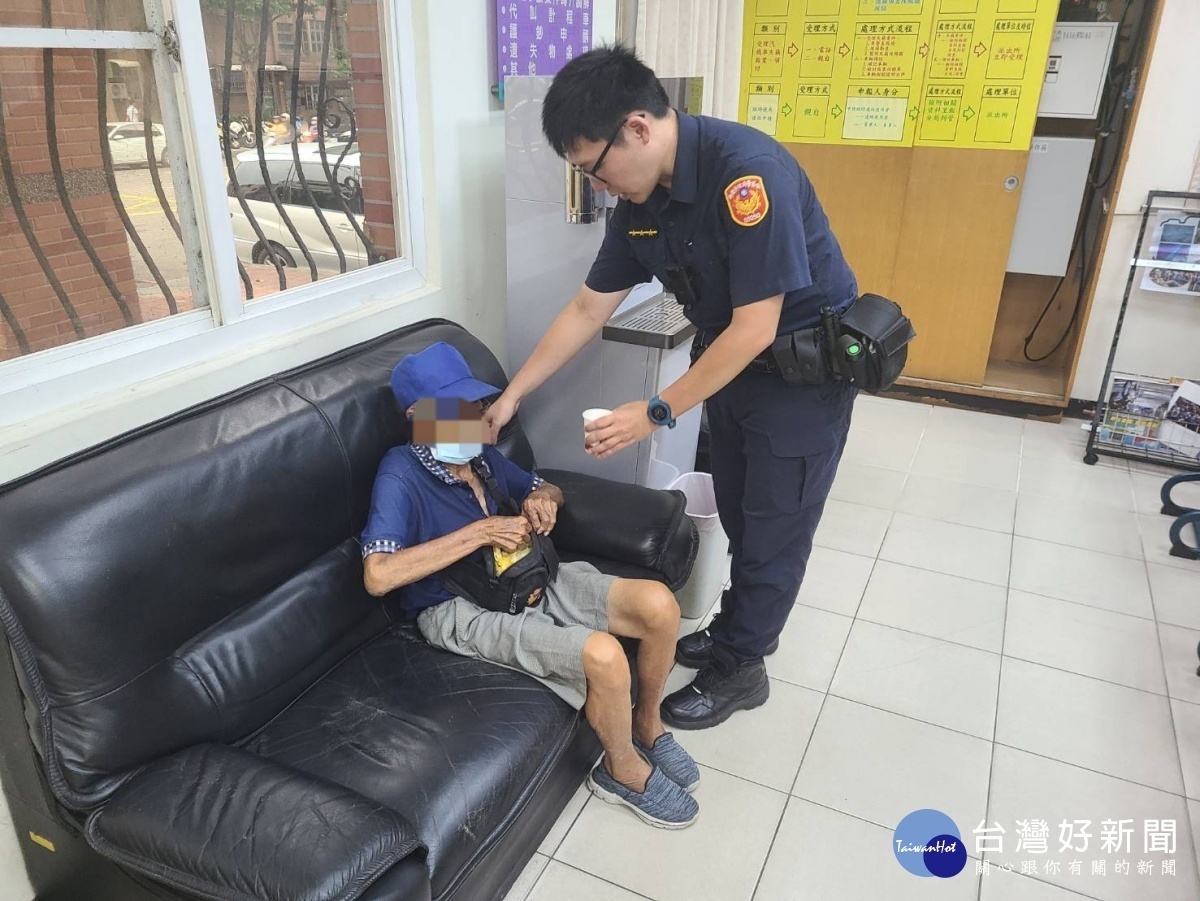 家屬萬分感謝員警幫忙,將父親帶回家中休息,結束一場迷途記。