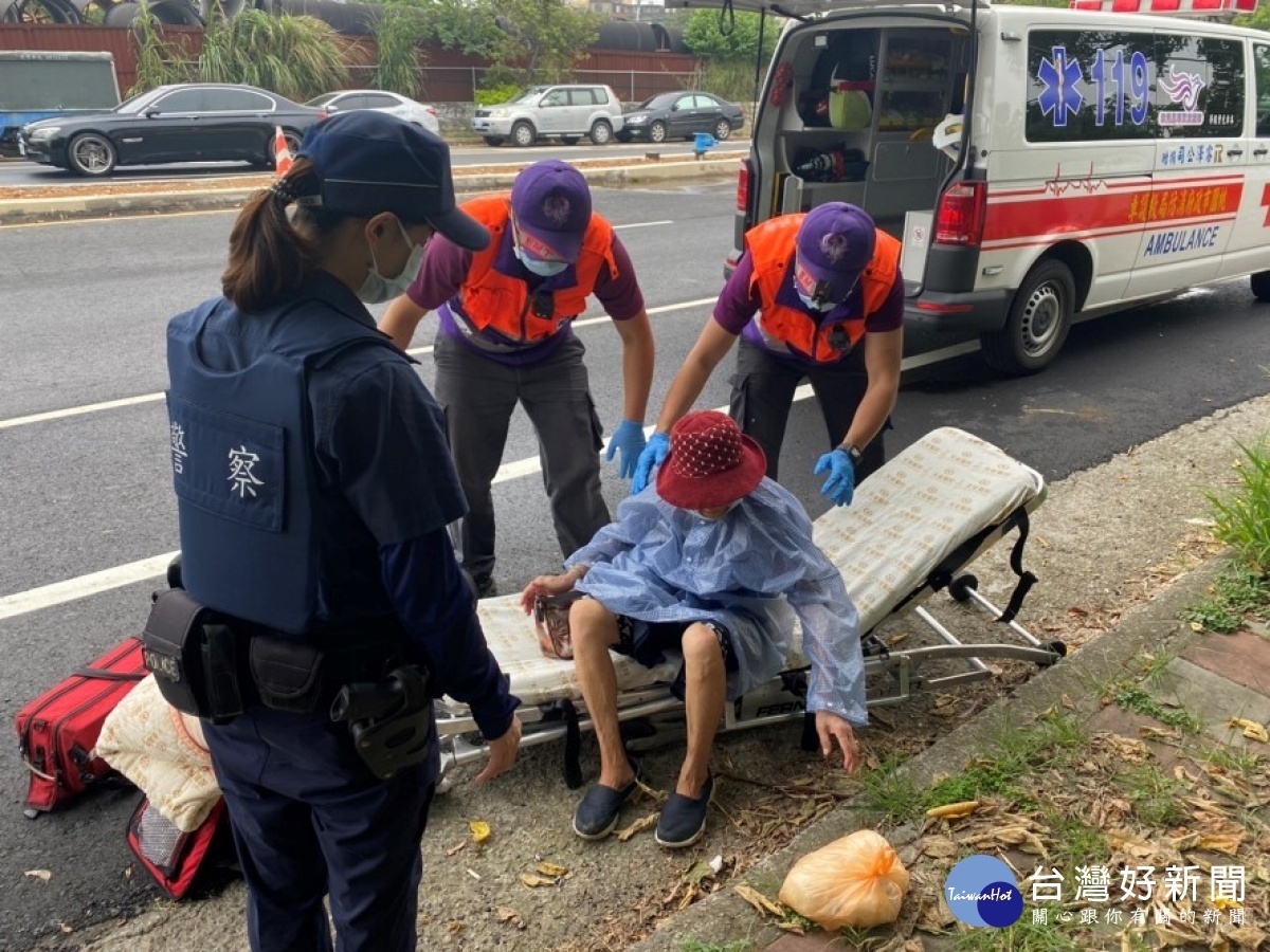 七旬婦忘了回家路,警方透過愛的手鍊聯繫家屬,協助她返家。