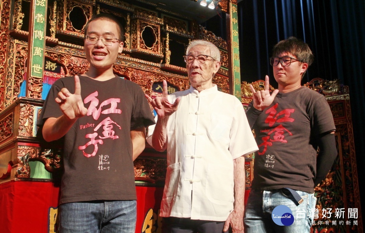 陳錫煌（中）認真授藝，陳冠霖（左）、陳韋佑（右）也認真學習怎麼演活戲。（圖／陳木隆攝）