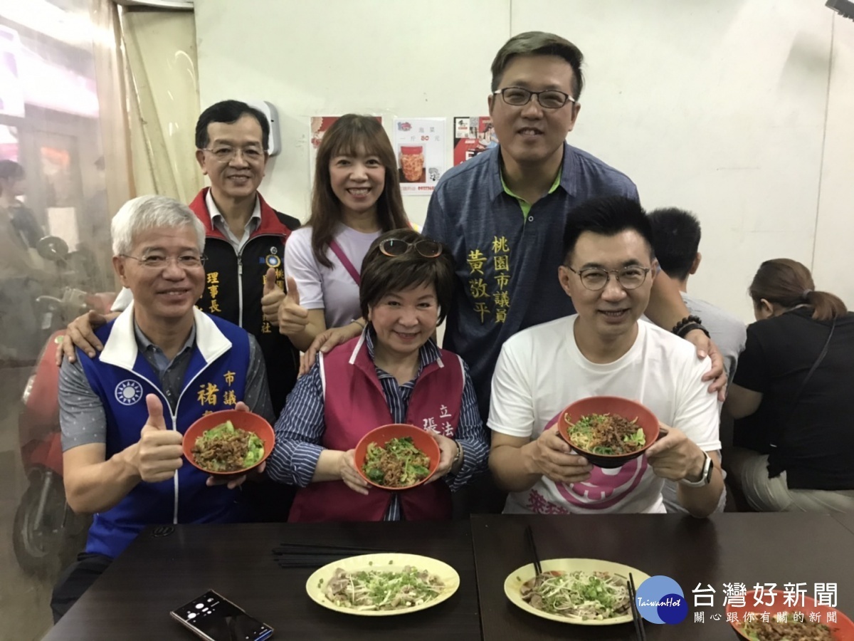 江啟臣（前右一）在市場麵攤用餐展示所吃的乾麵。照片／國民黨桃園市黨部提供