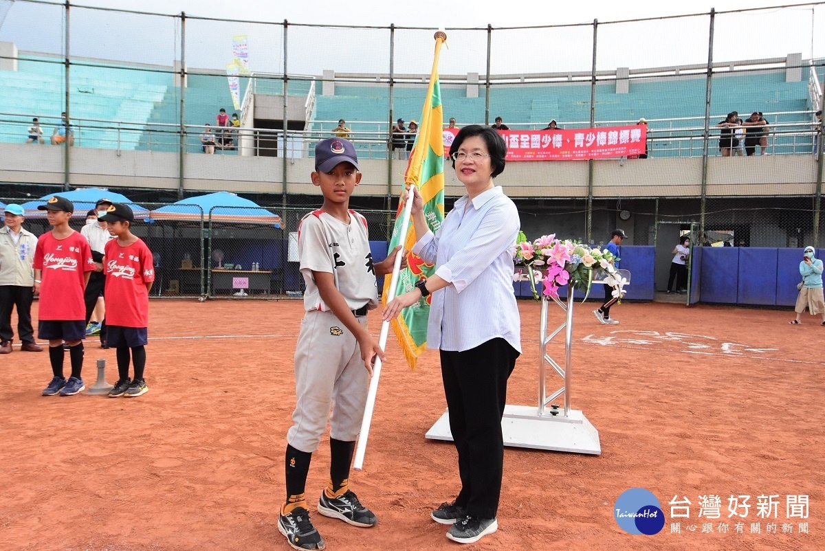 「卦山盃」全國少棒青少棒錦標賽開賽，交回冠軍旗。