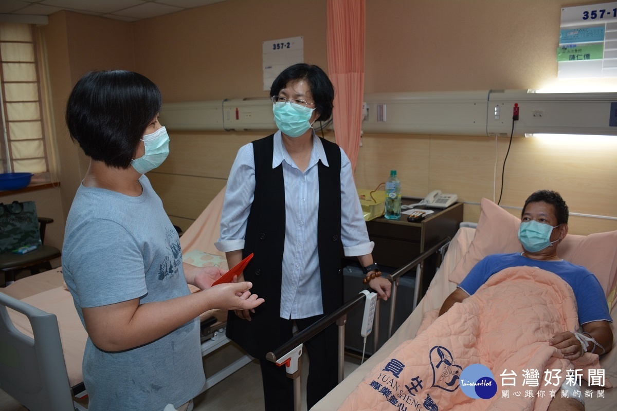 彰化縣長王惠美得知後在彰化縣警察局長許錫榮、員林分局長洪文宏陪同下前往醫院慰勉,希望勇警「早日康復」!