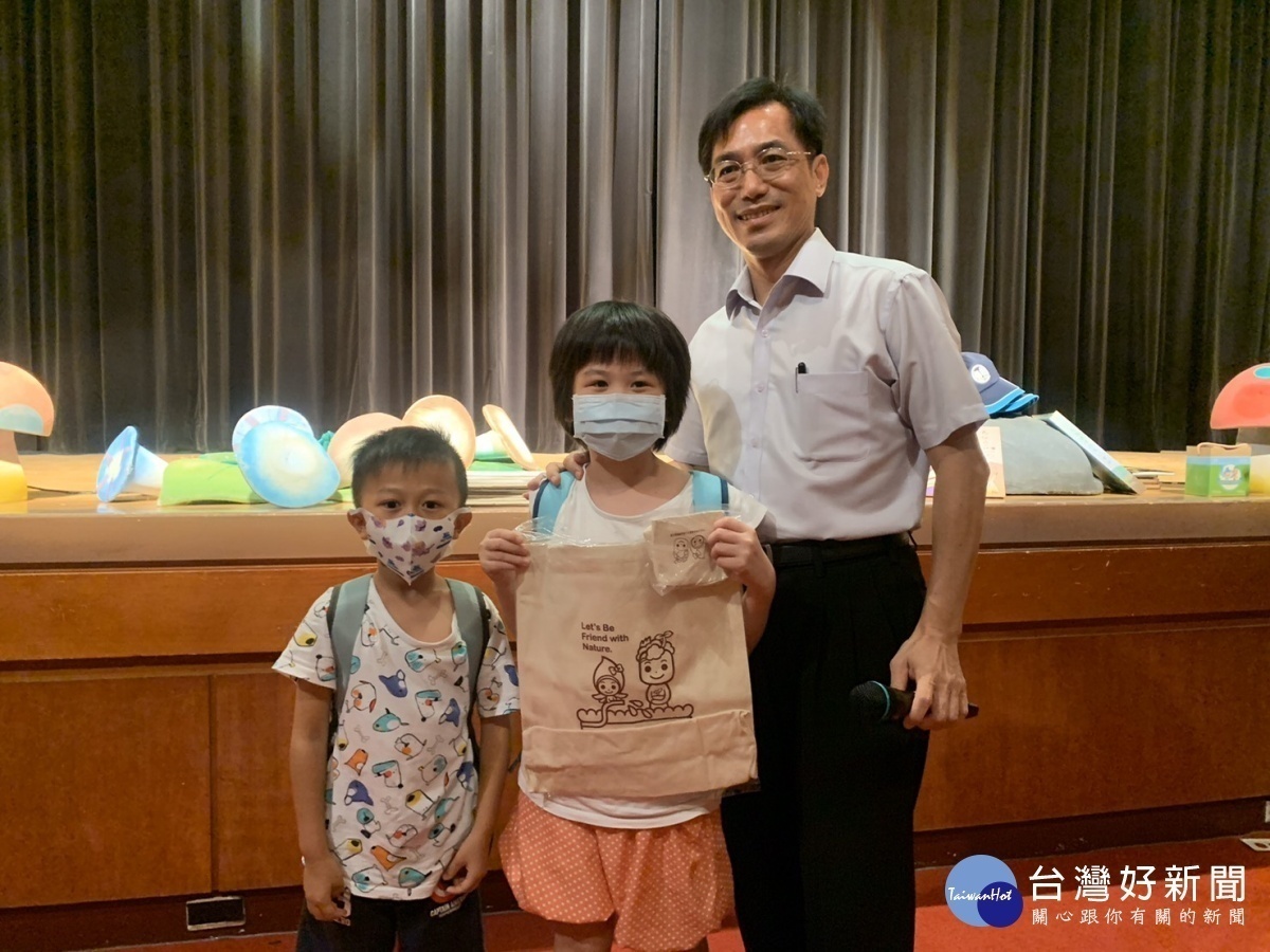 分局長陳榮俊邀學童一同看小青蛙劇團