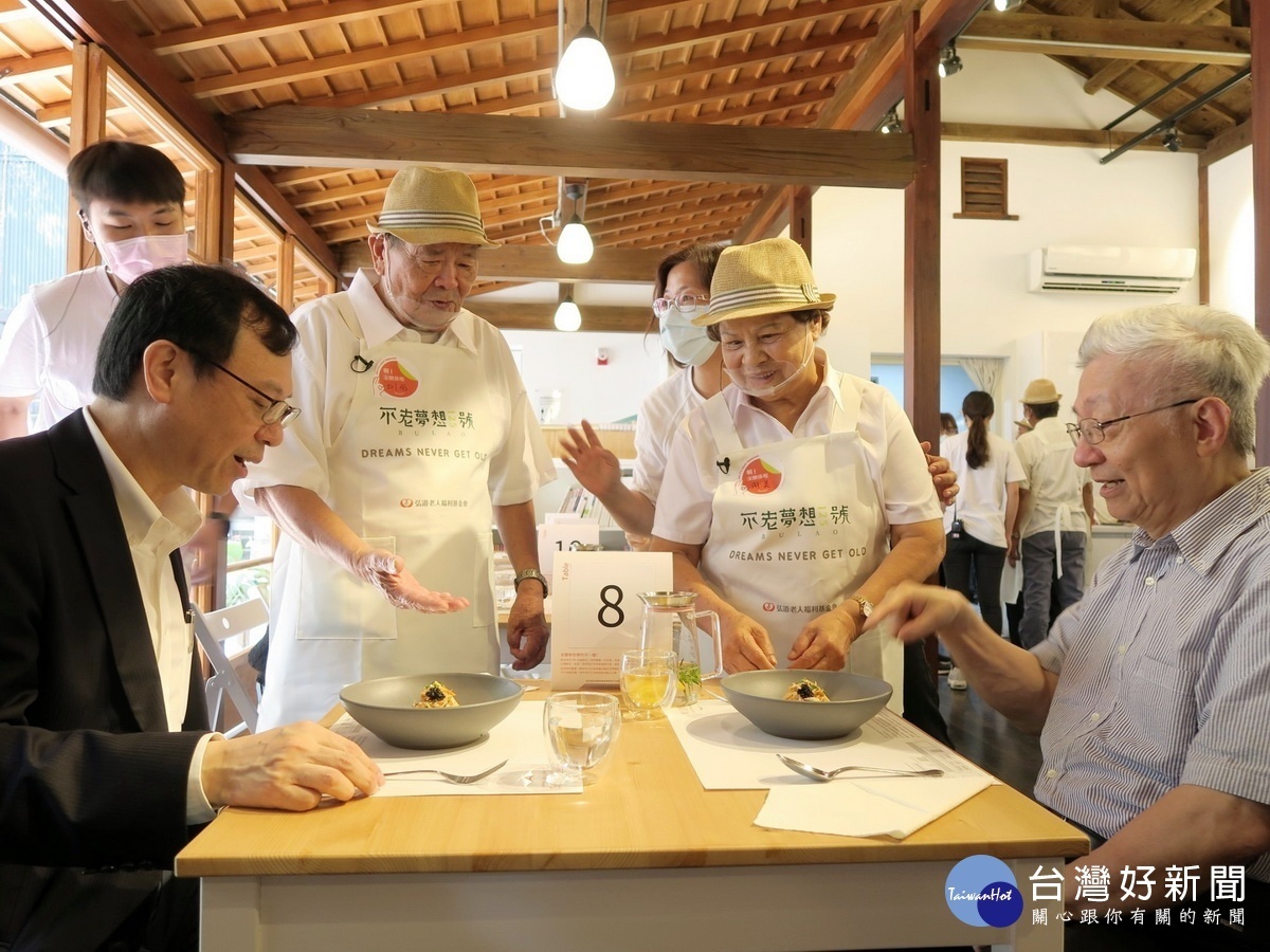 失智長者楊美阿嬤與陳水圳阿公為弘道老人基金會王乃弘（前右）衛生福利部石崇良常務次長（前左）介紹餐點