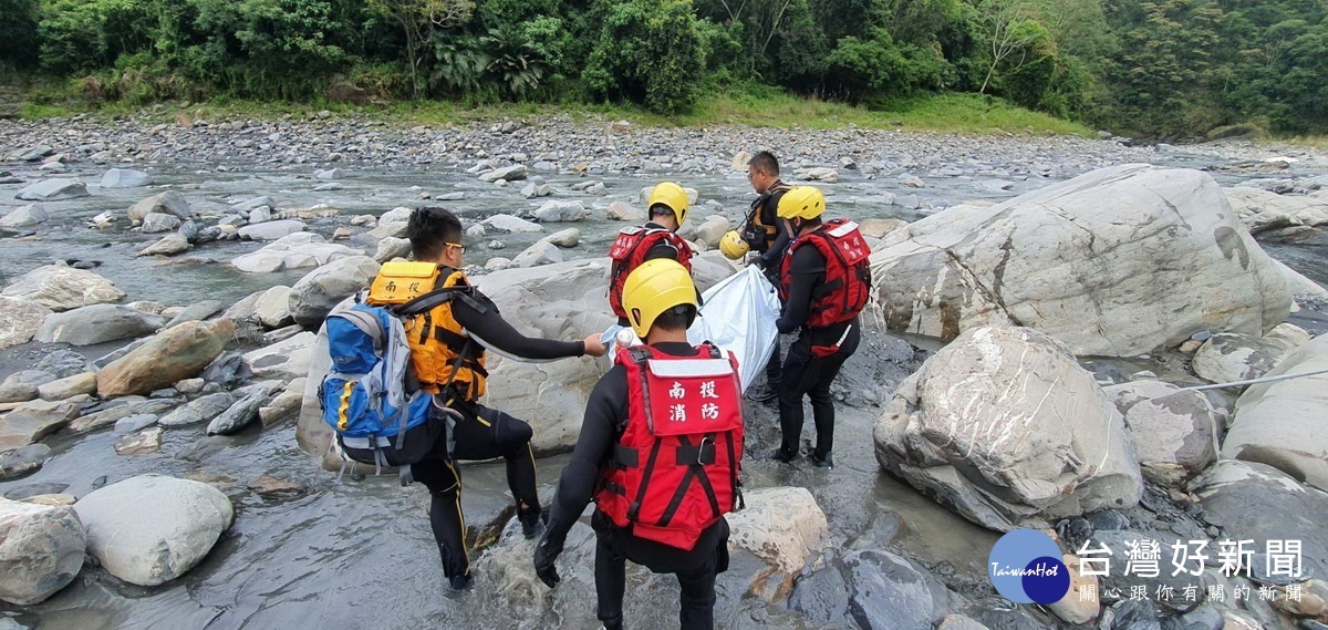 消防義消山青民眾空勤總隊陸空合作尋獲失蹤者。(南投消防局提供)