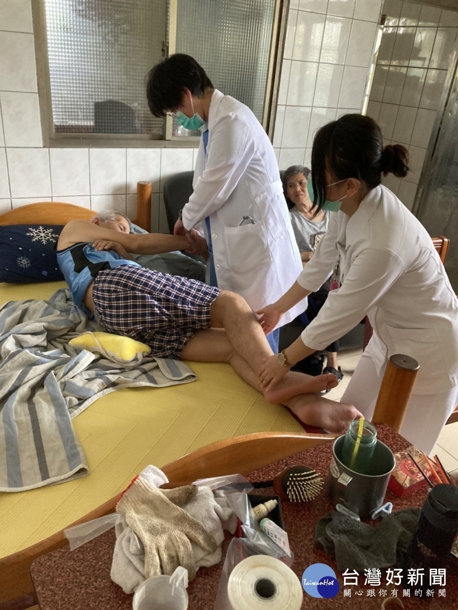 兩個月前師先生臥床治療畫面。圖/彰化醫院提供