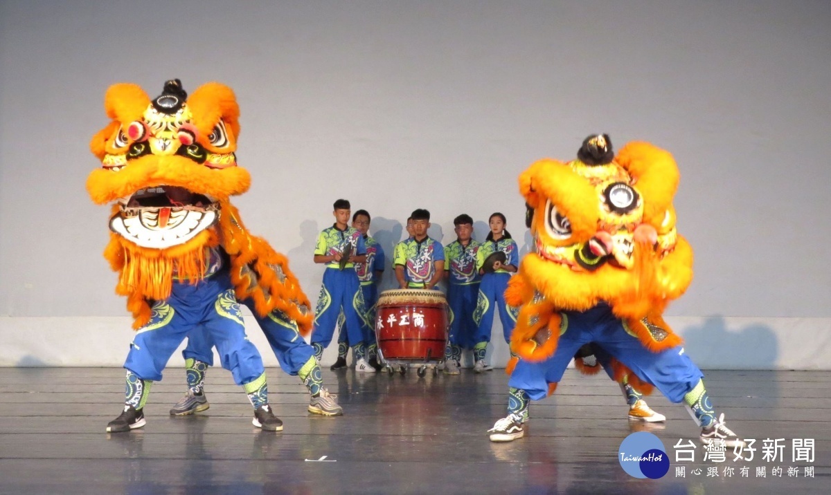 校友陳勁甫、粘瑞狄指導永平工商醒獅隊表演