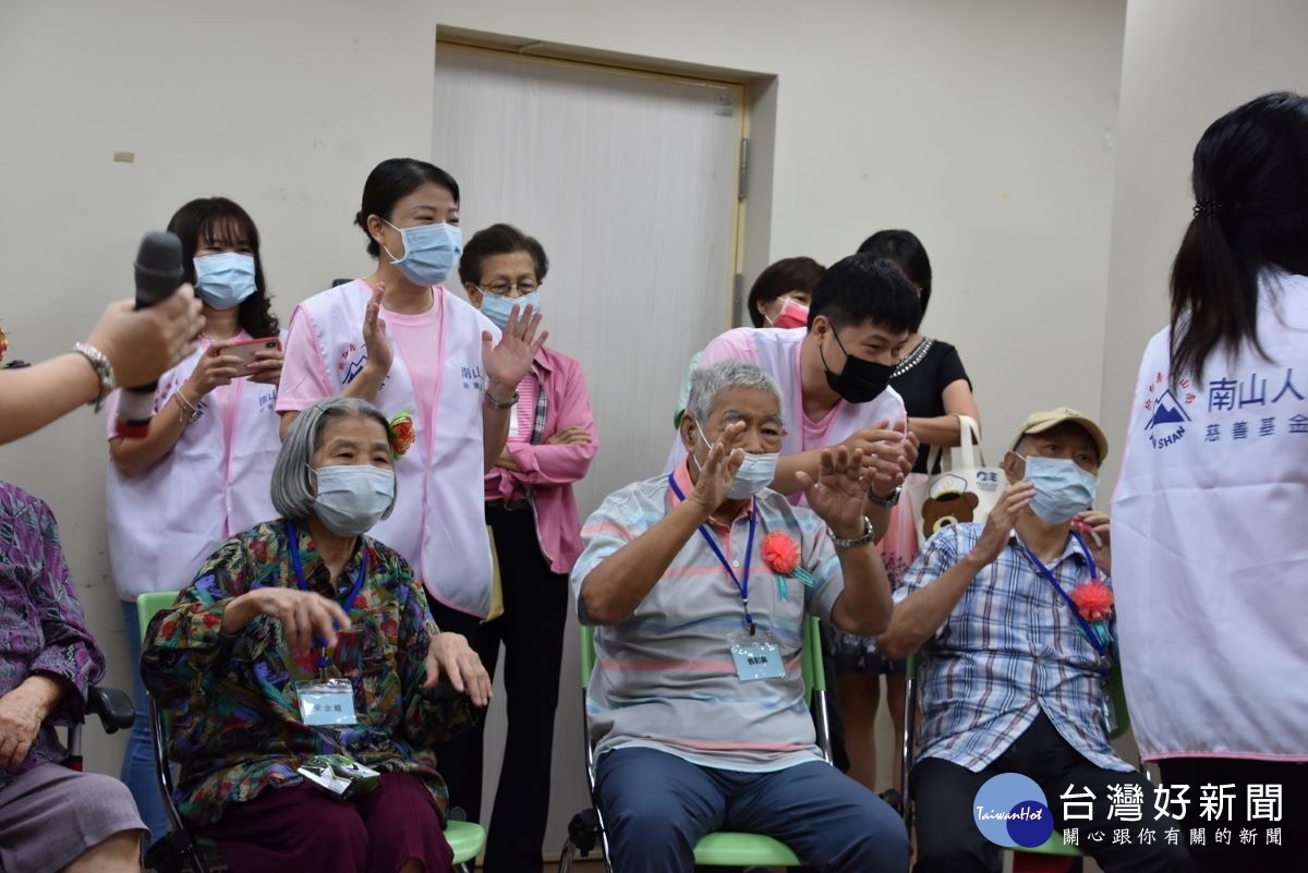長輩們以「懷舊」為主題,進行精彩豐富的記憶旅行、老歌歡唱活動。