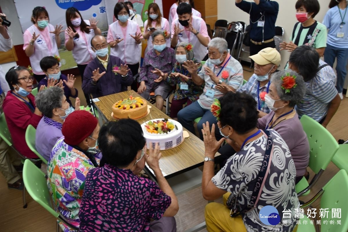 大夥兒開心唱著生日快樂歌，為三位壽星慶生。