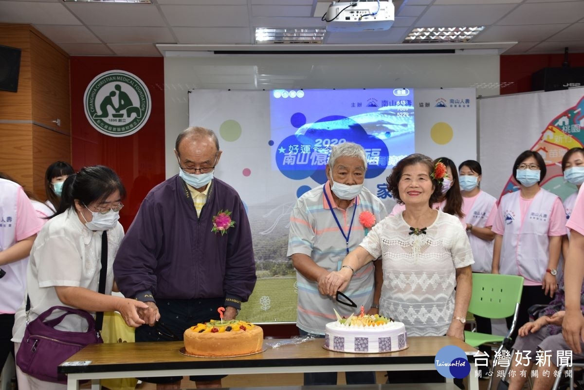 許三郎(左二)、蔡彰廣(右二)及楊陳鳳英阿嬤(右一)歡度慶生會。