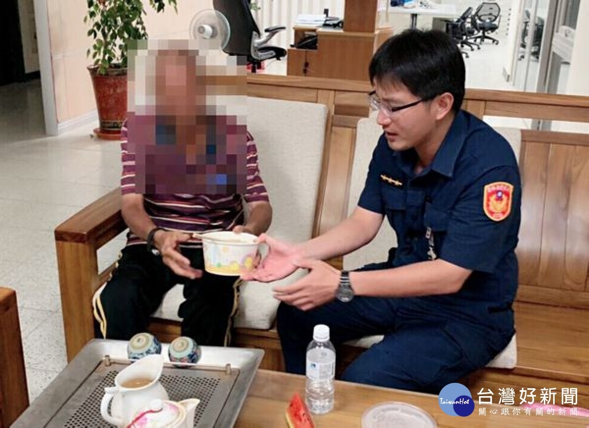 金湖所警員巡邏發現年邁的迷途老翁,細心將其帶返警所照護,並以M-POLICE幫老翁找到平安回家的路,深獲鄰里及家屬肯定。