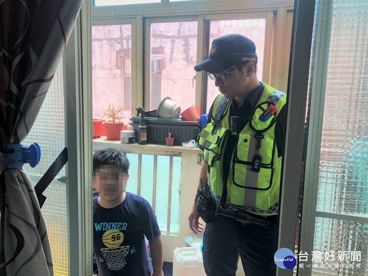 男童外出找媽媽迷途,警化身保母護送返家。