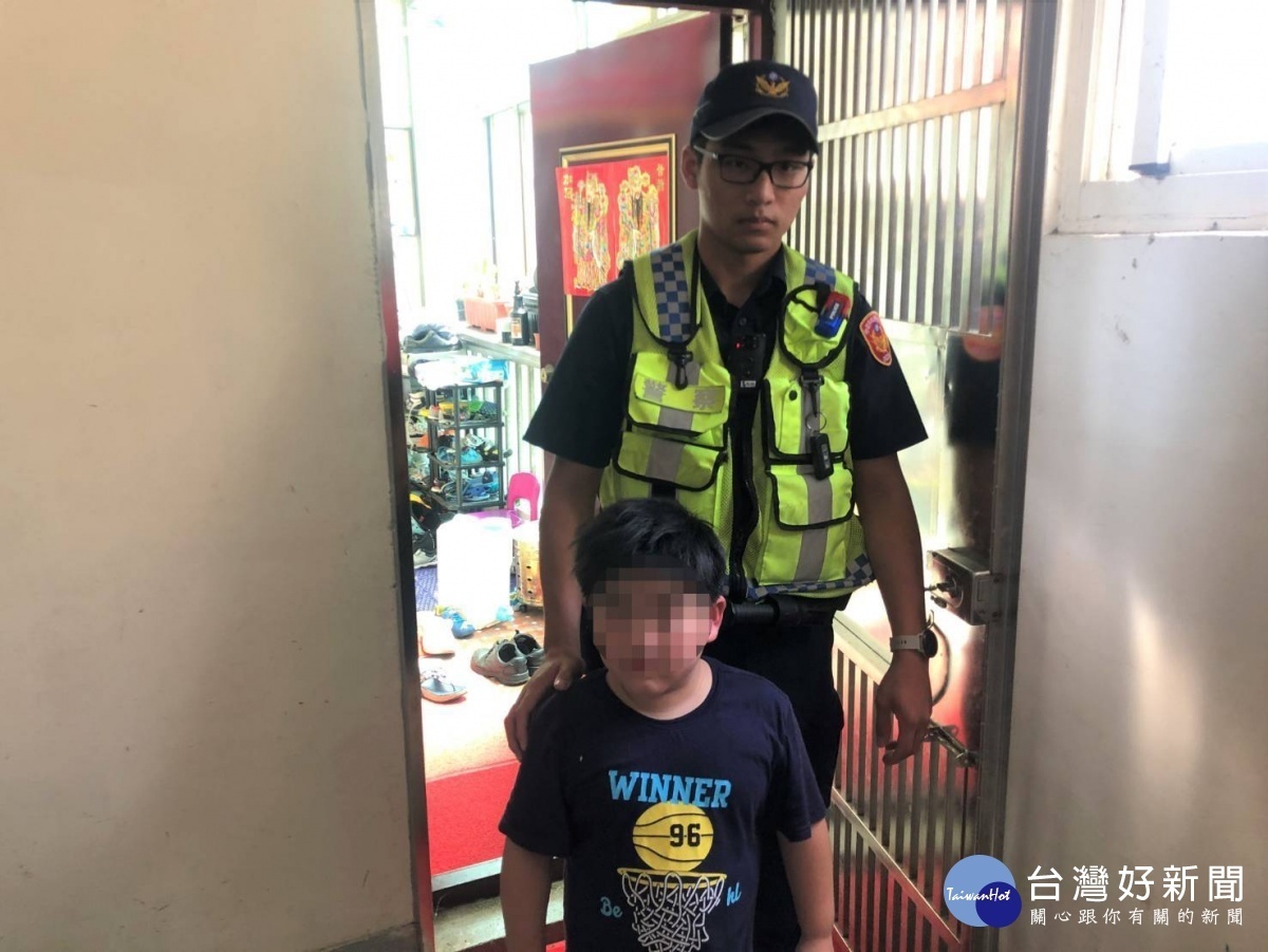 男童外出找媽媽迷途,警化身保母護送返家。