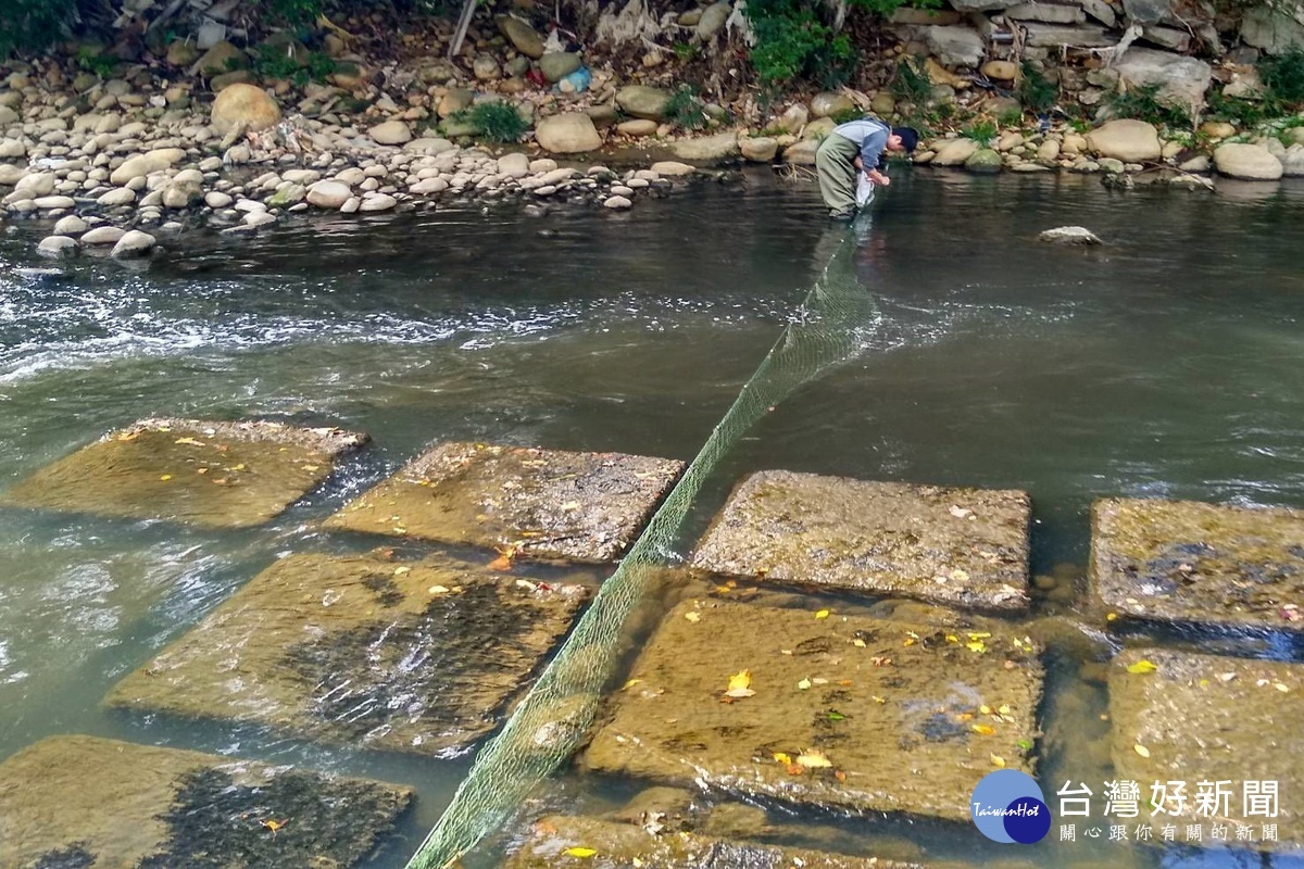 桃園市政府環保局重視水體保護之監督與管理，積極辦理河面垃圾攔除。