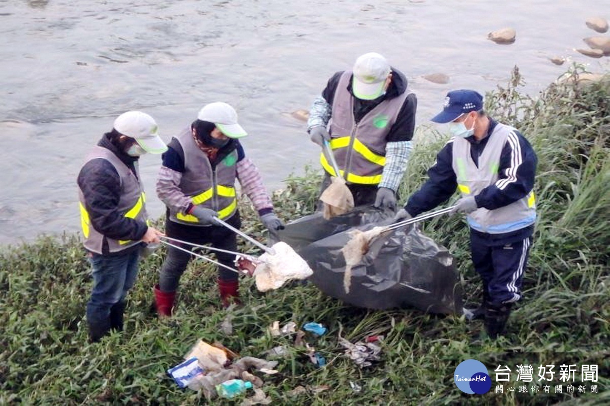桃園市政府環保局重視水體保護之監督與管理，積極辦理河面垃圾攔除。