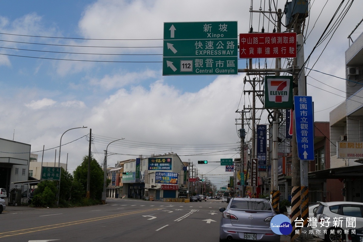 桃市交通局新增4處交通科技執法場域，觀音區中山路二段(環中路東西兩側間)已設置科技執法警示牌。