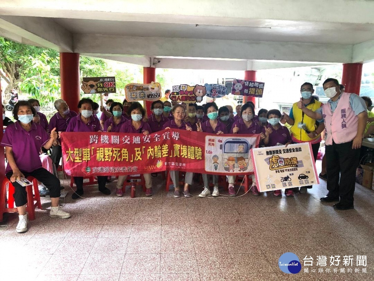 中壢監理站為推廣路口禮讓行人文化,辦理「車慢行、人速行,行經路口慢看停」活動。