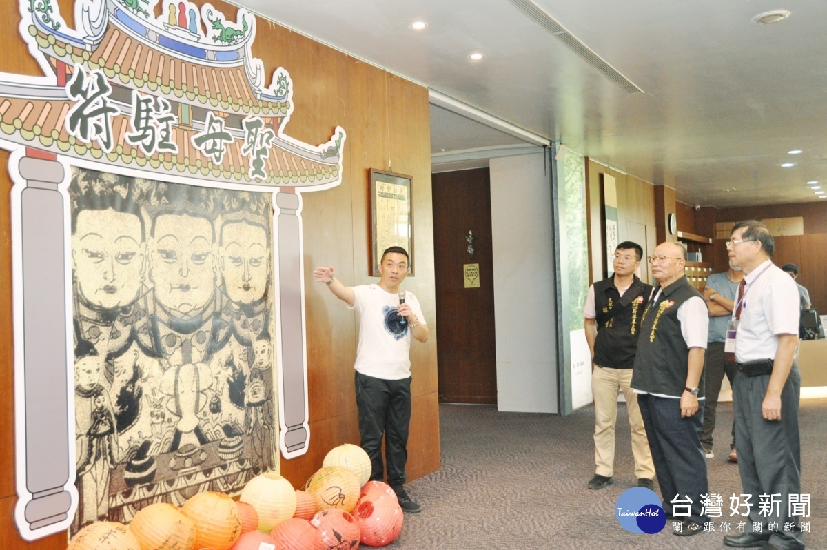 明道大學媽祖文化學院謝瑞隆主任解說本次展場主視覺，台灣歷史博物館藏「天后聖母木版年畫」。圖／明道大學提供