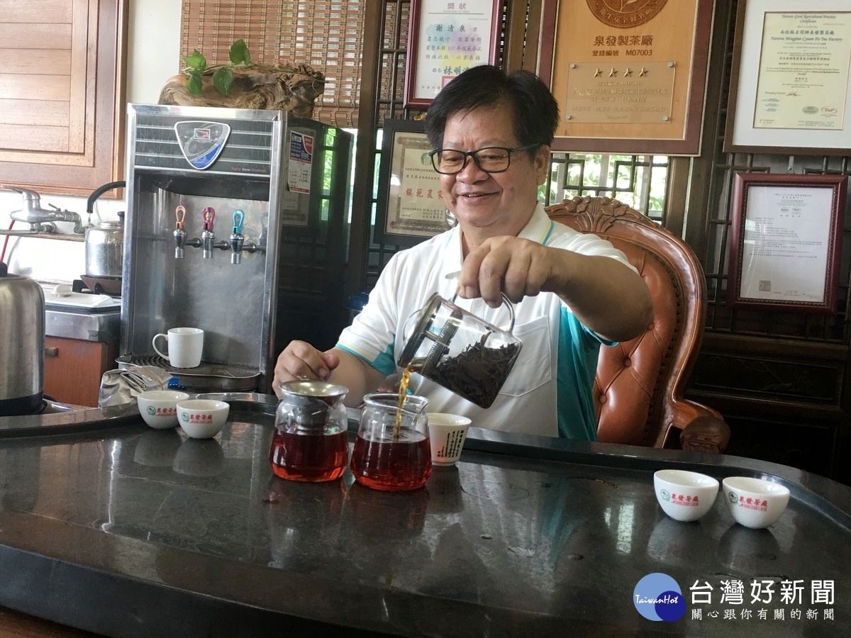 遊客可與茶人直接對話請教製茶過程。（記者扶小萍攝）