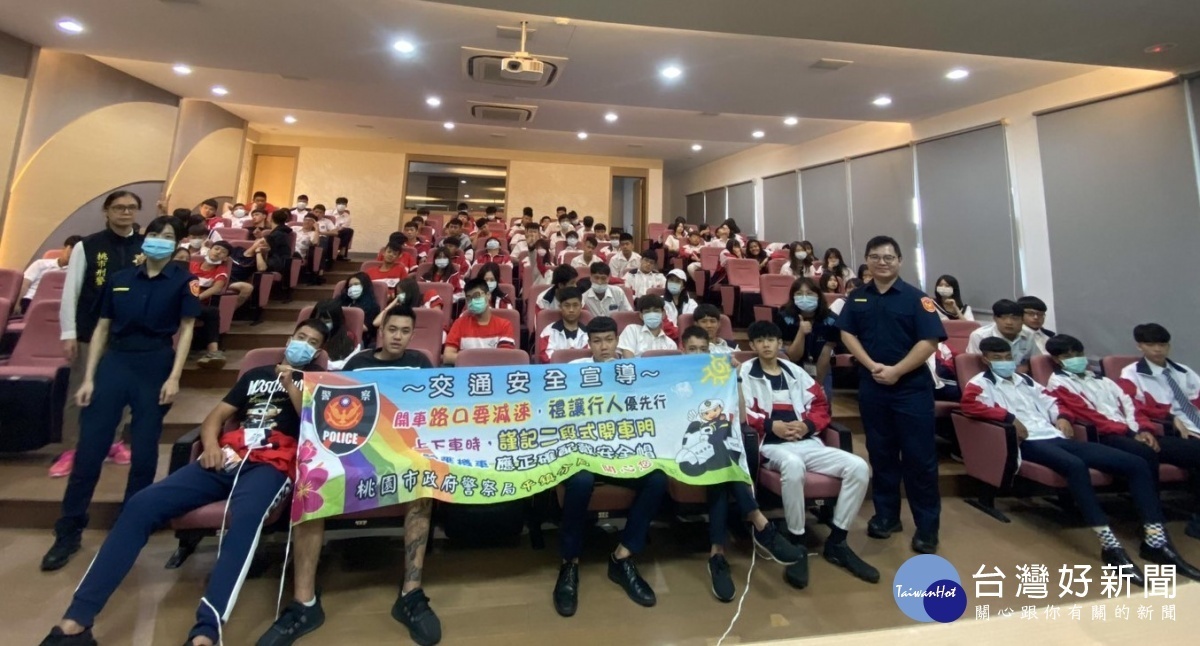 為降低青少年發生交通事故,平鎮警分局前進校園,加強交通安全宣導。