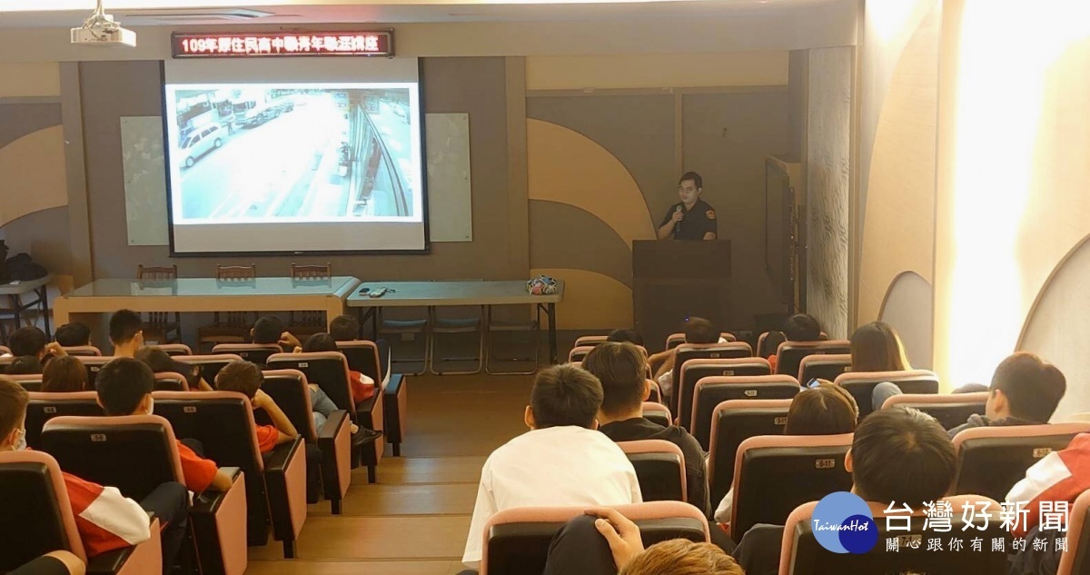 為降低青少年發生交通事故,平鎮警分局前進校園,加強交通安全宣導。