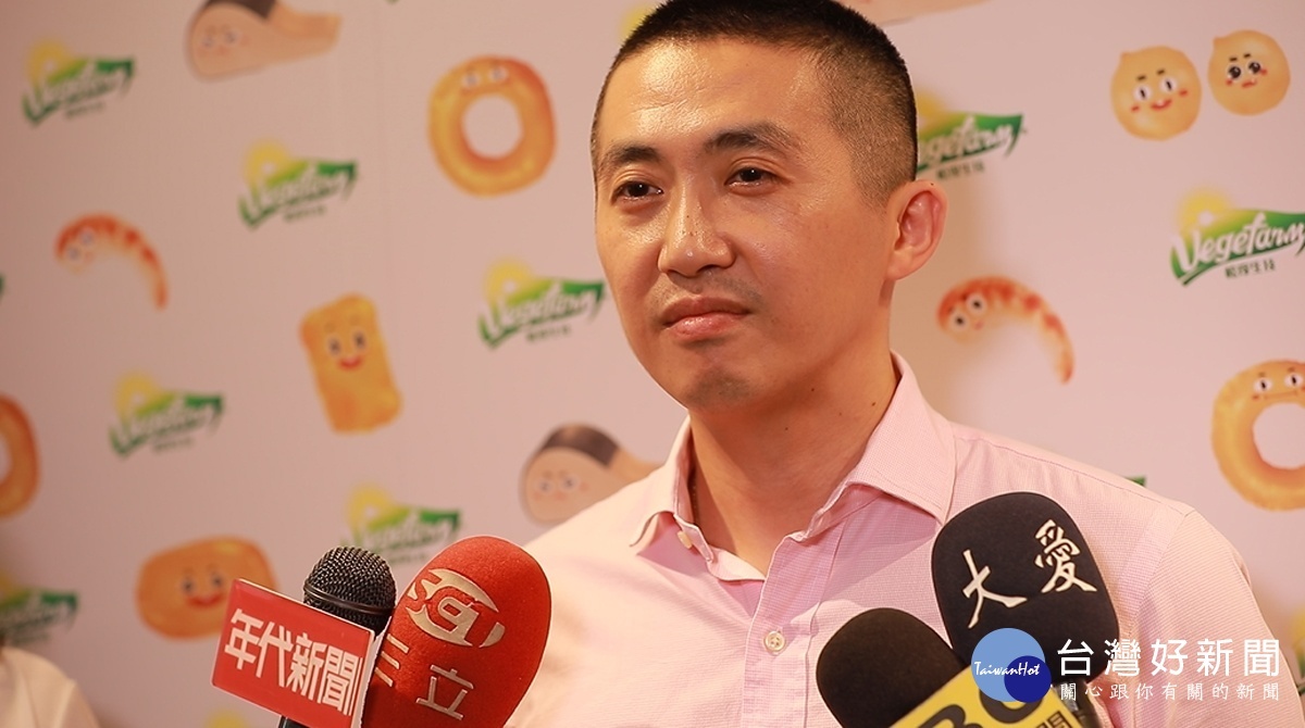 松珍生技董事長受訪表示:松珍生技提供高品質素食,期望能幫助想吃素的民眾「無痛葷轉素」。(圖/松珍生技提供)