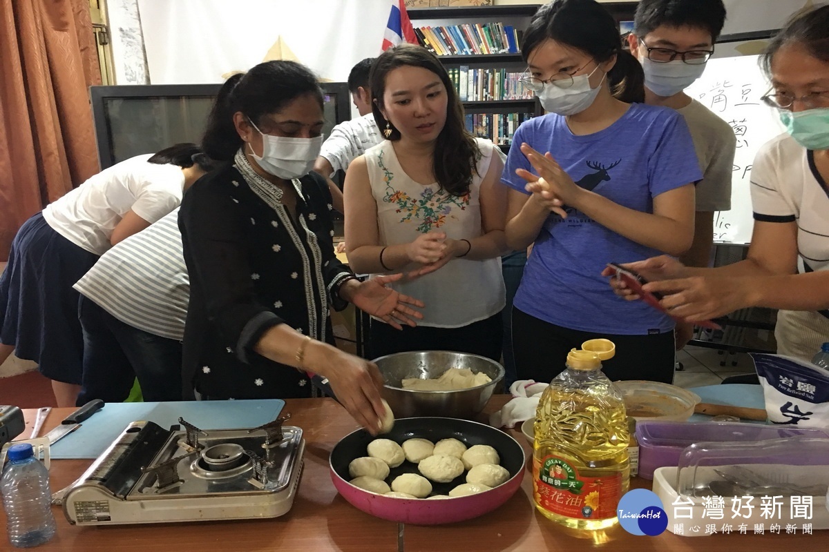 「多YOUNG桃園」團隊舉辦文化廚房活動，講師示範料理方式。
