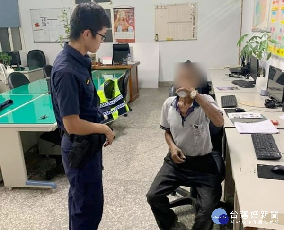 男子騎乘腳踏車外出迷路,竟騎上台61線快速道路,熱心民眾發現後報警協處,台西警方馳援將他引導下交流道並安全載送返家,化解虛驚。