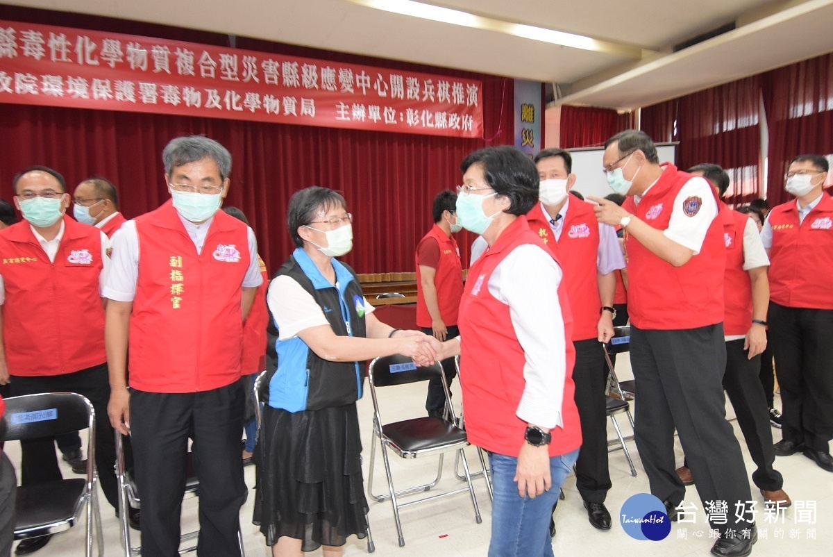 毒化災兵棋推演後,縣長王惠美親自向環保署陳淑玲副局長致意,感謝指導。。
