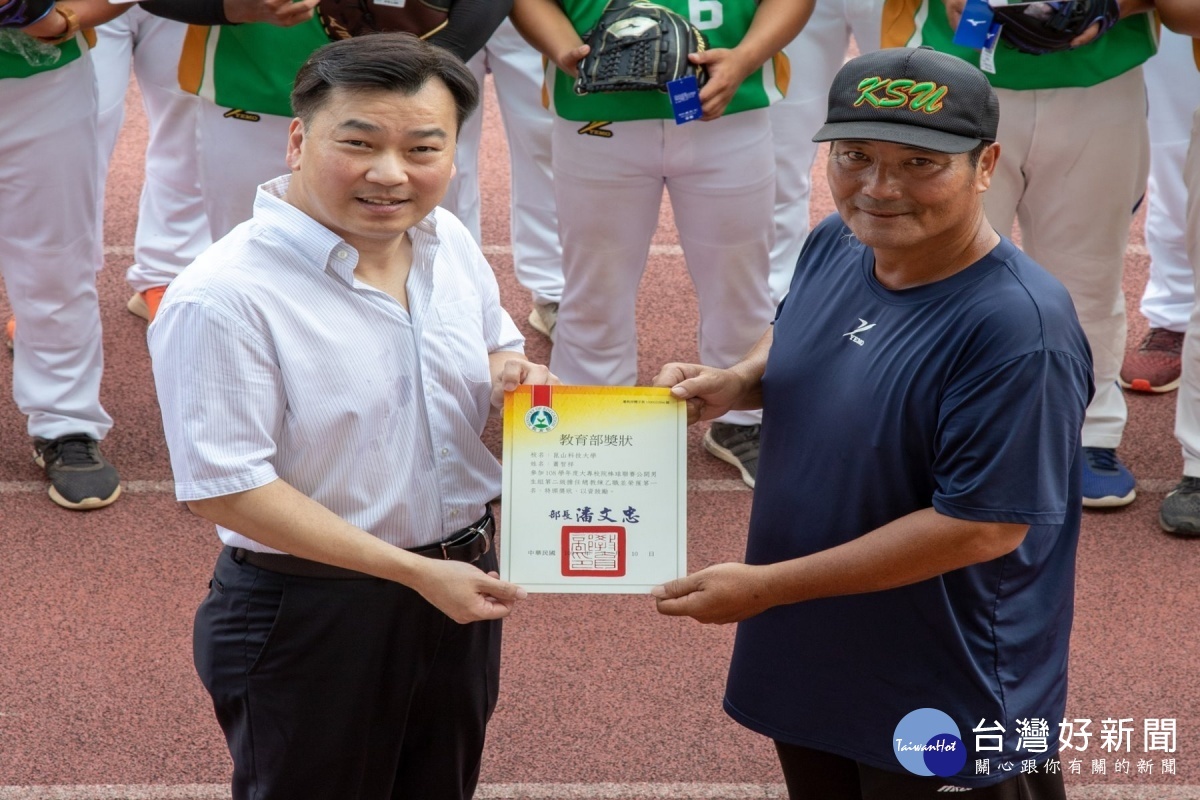 李天祥校長、蕭智祥教練分別獲頒最佳領隊、最佳教練獎。