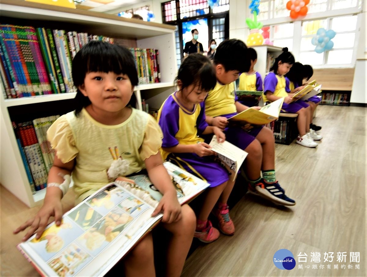 歐德百閱草湖國小圖書館快樂讀書。