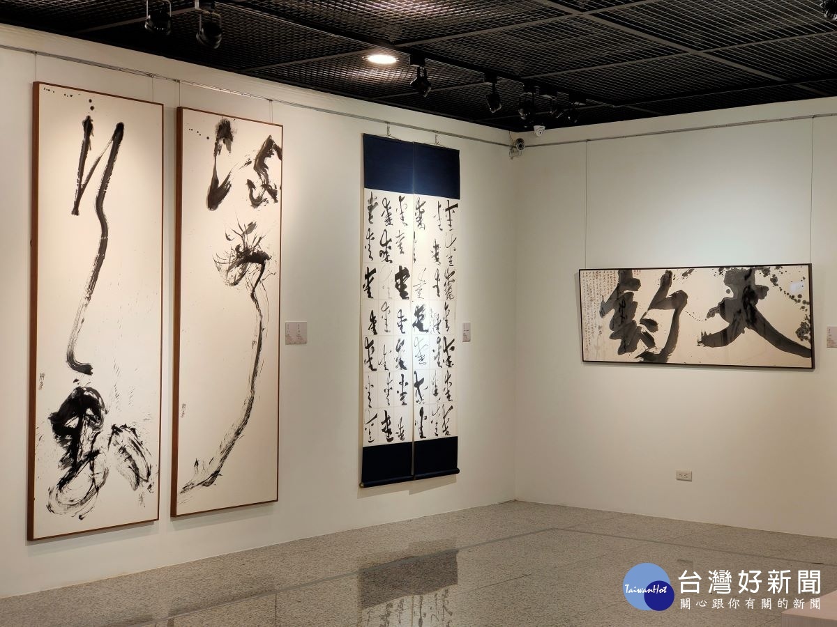 「杖藜行歌─林俊臣書法展」筆墨圓舞演繹當代書法美學。圖/記者鄧富珍攝