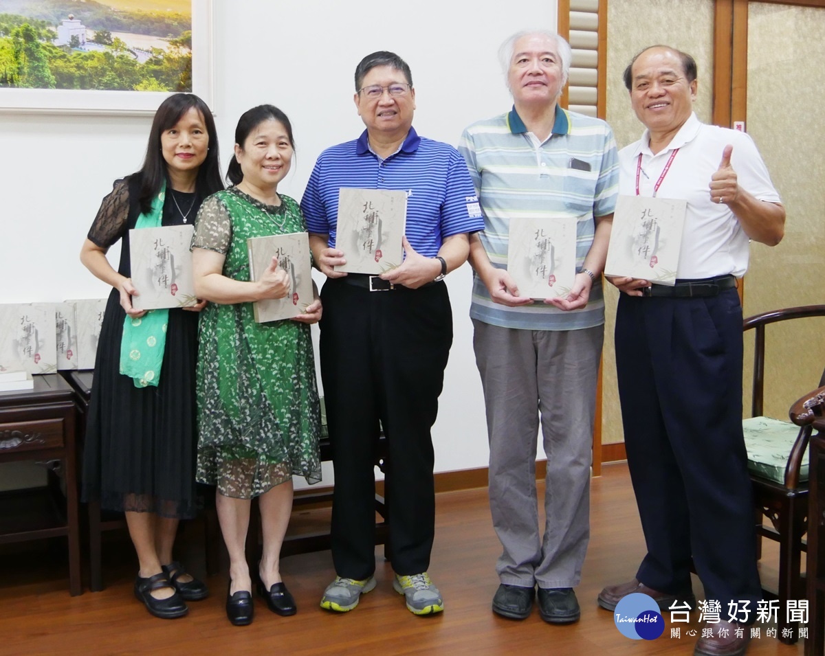 表彰楊鏡汀校長文史貢獻楊文科致贈家屬 北埔事件研究 台灣好新聞taiwanhot Net 表彰楊鏡汀校長文史貢獻楊文科致贈家屬 北埔事件研究 台灣好新聞taiwanhot Net