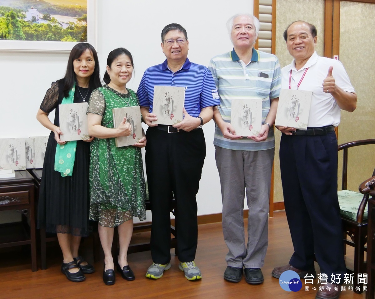 表彰楊鏡汀校長文史貢獻楊文科致贈家屬 北埔事件研究 台灣好新聞taiwanhot Net