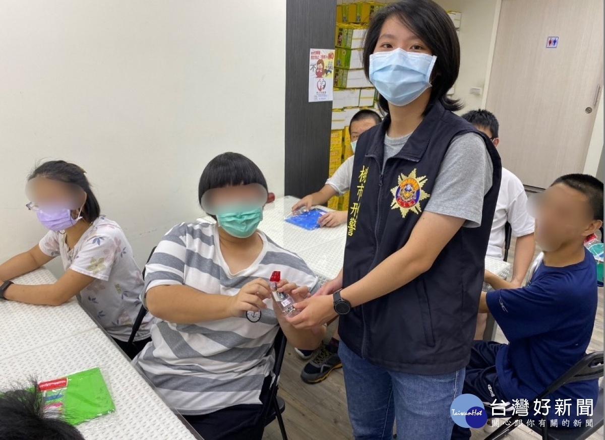 龜山警分局特別到工作坊關懷「勇寶貝」,適時進行犯罪預防、交通安全宣導