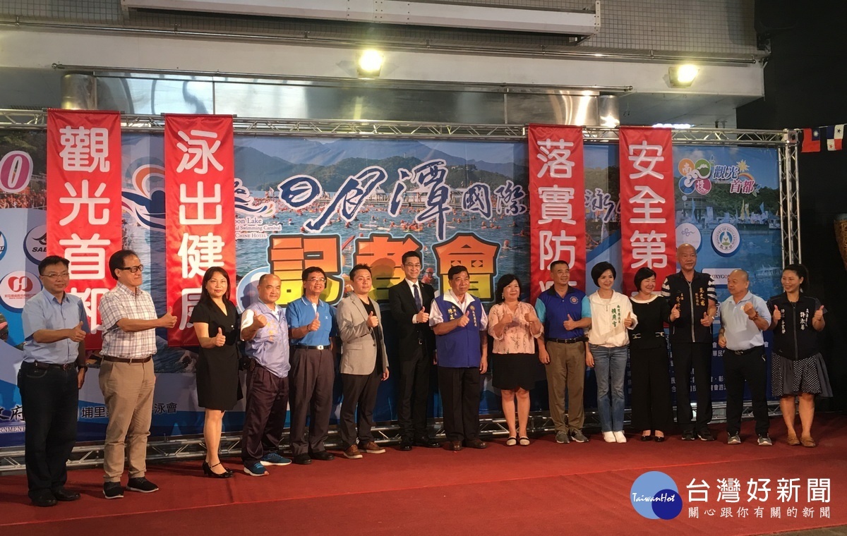 朝泳出健康落實防疫目標邁進。(記者扶小萍攝)