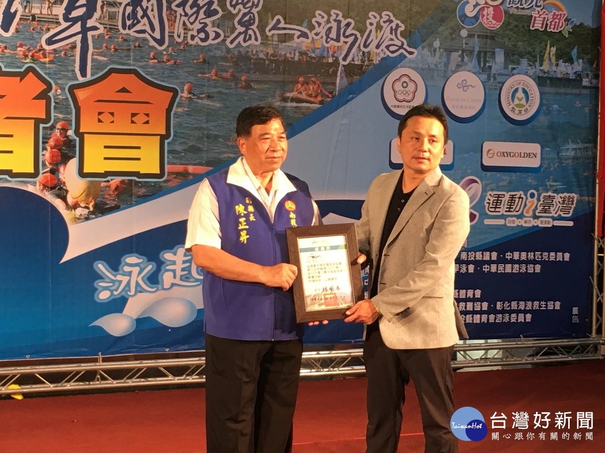陳副縣長贈感謝狀予協助單位等。(記者扶小萍攝)