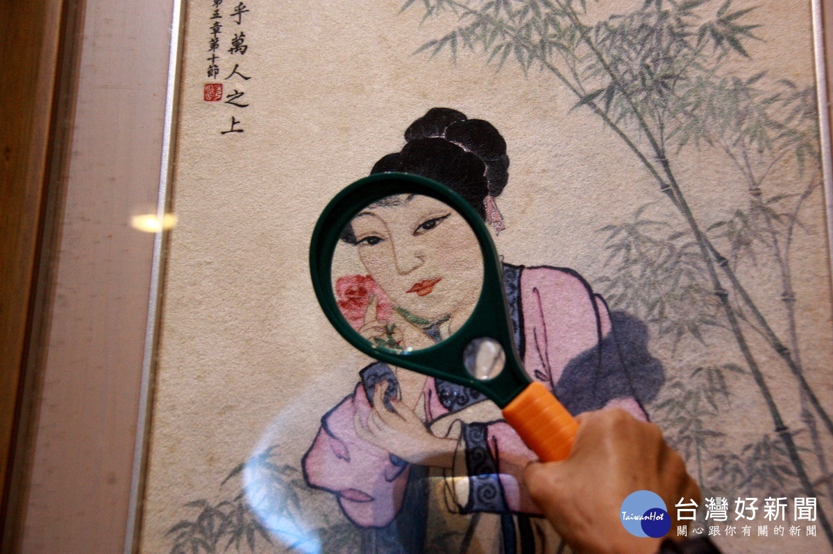 梅花繡要用放大鏡來細品。(記者扶小萍攝)