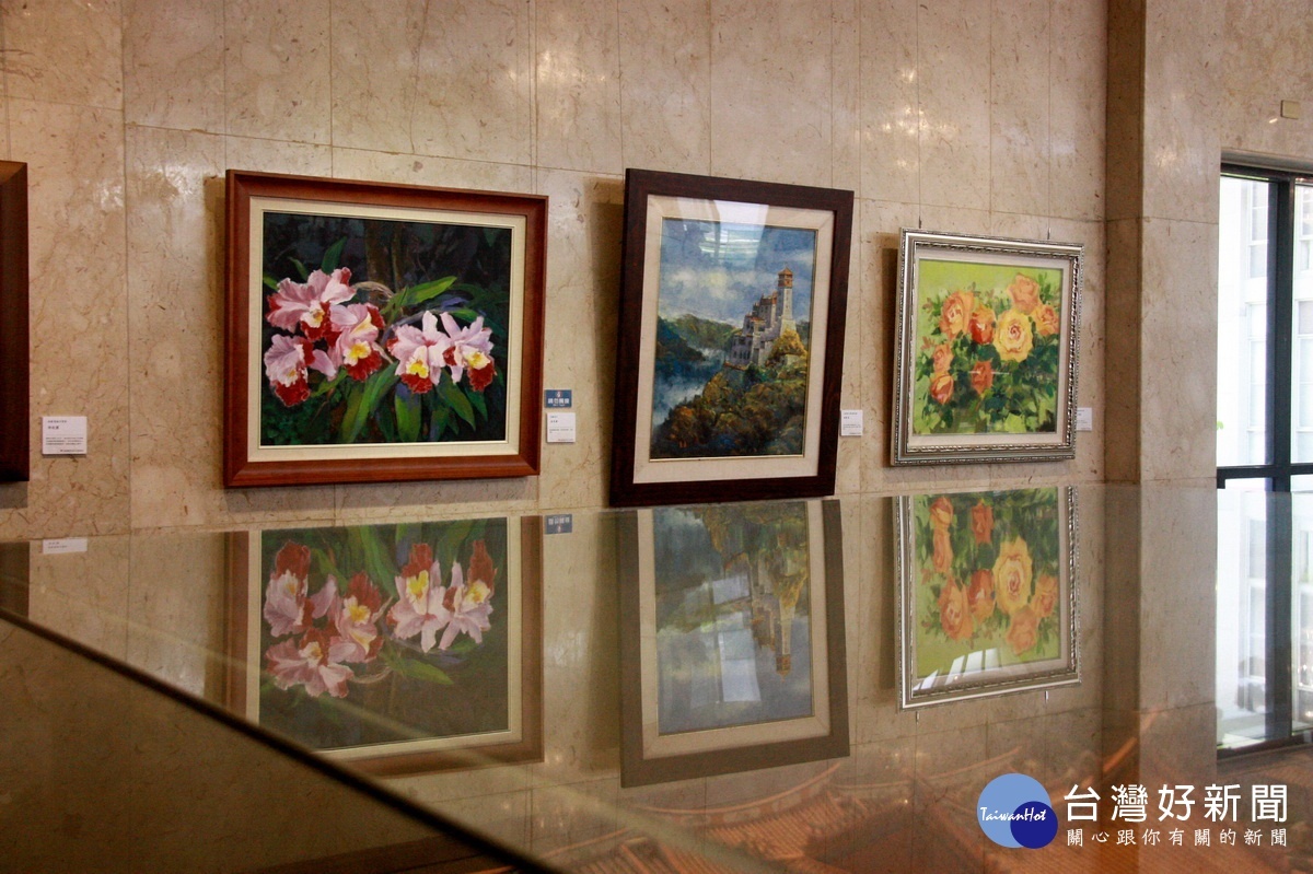 九九美術學會成員展不同媒材創作。(記者扶小萍攝)