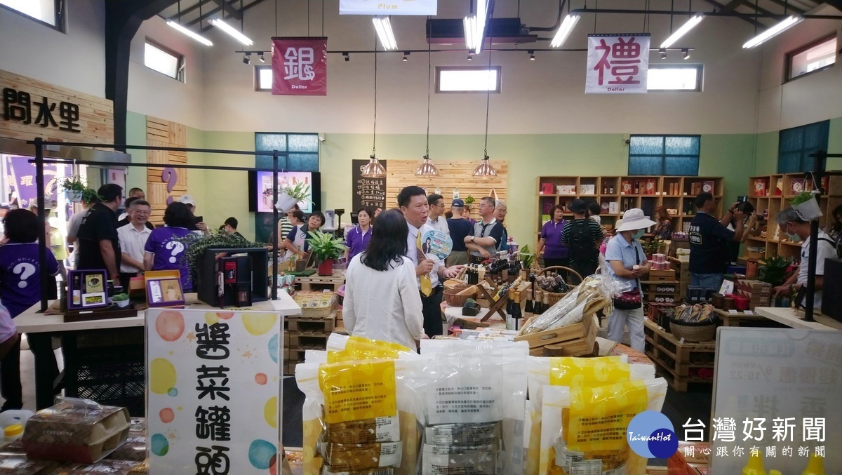 里物門市內也展售全國各農漁會的農特精品,產品多樣化。(記者吳素珍攝)