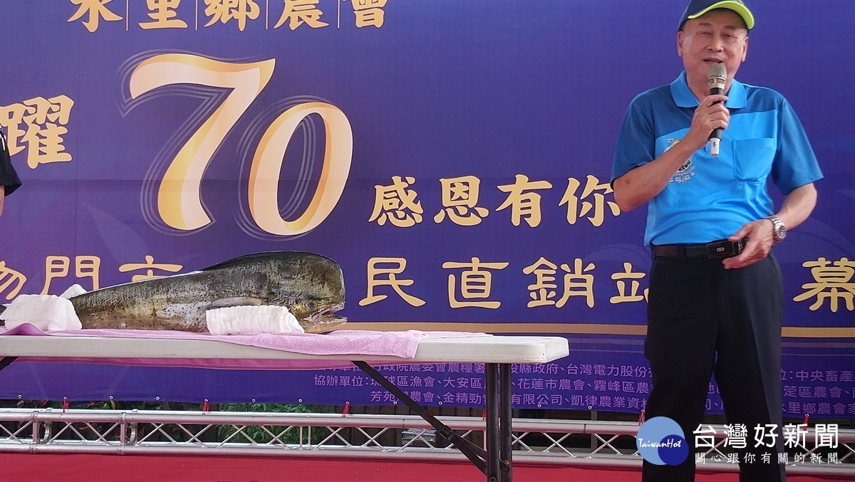 由琉球區漁會帶領鬼頭刀游水里,在舞台前表演鬼頭刀魚秀,教導民眾認識鬼頭刀,如何分辨公或母?。(記者吳素珍攝)