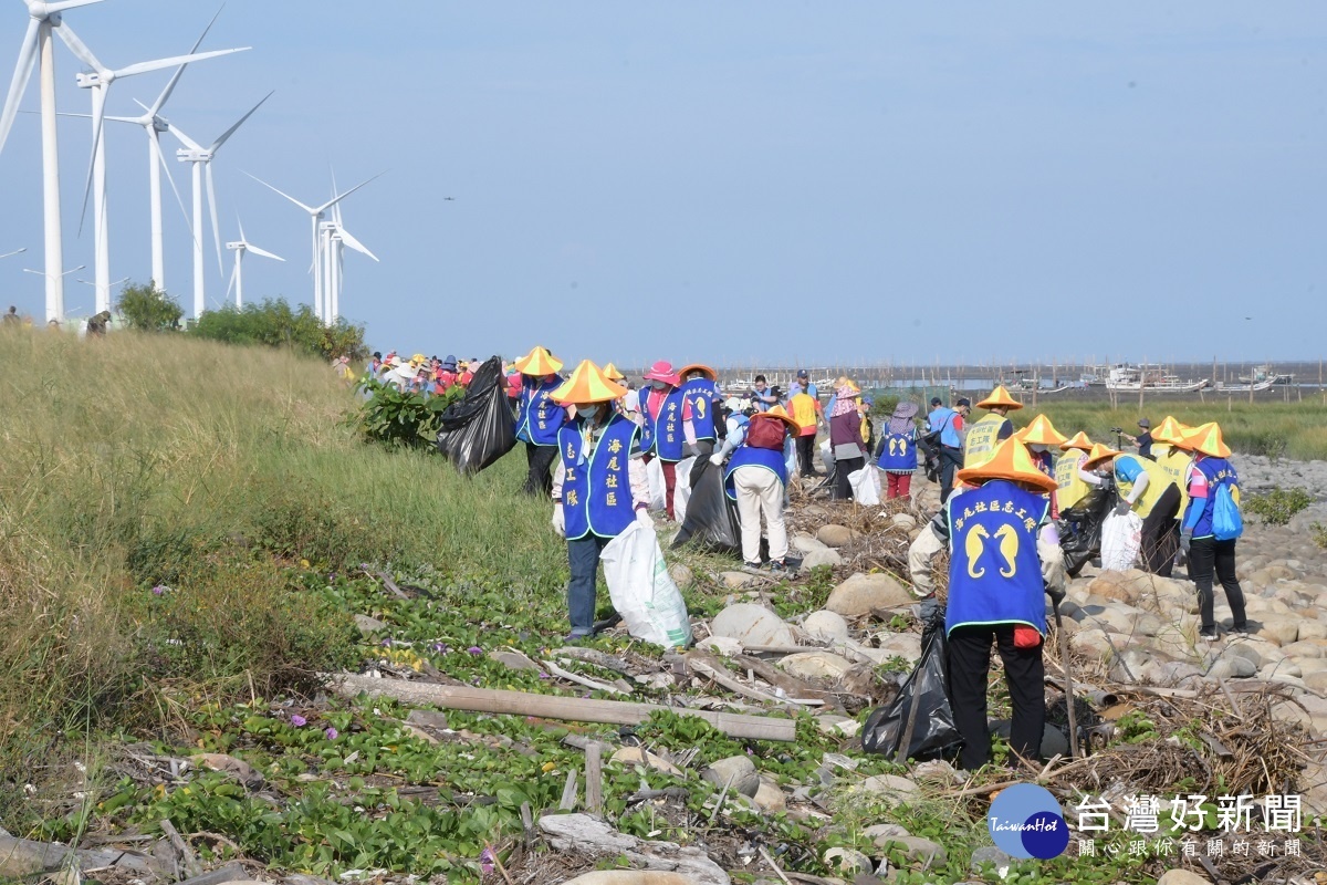 海洋環境教育宣導暨淨海活動，鄉親合力撿垃圾場面。
