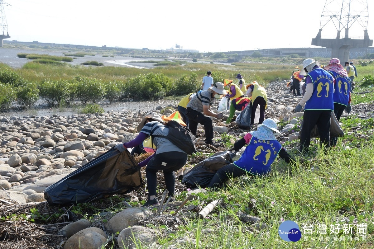 海洋環境教育宣導暨淨海活動 海偉社區一起撿垃圾。
