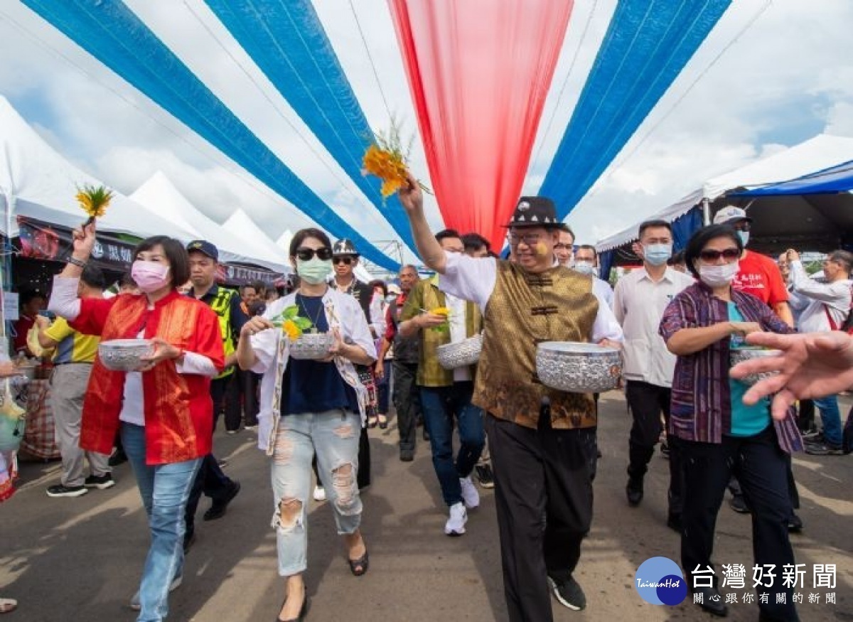 市長和與會來賓灑水祈福