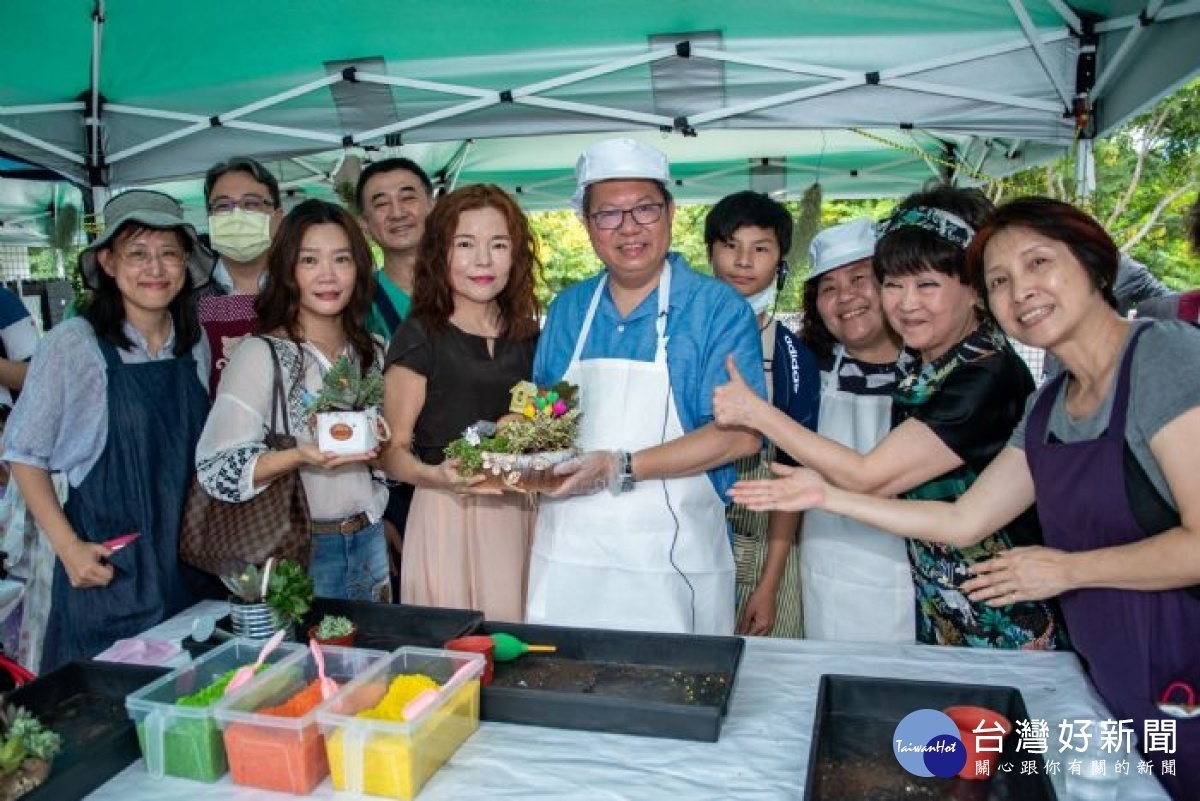 鄭市長在現場以「快樂之家」為主題的多肉植物盆栽義賣8,000元