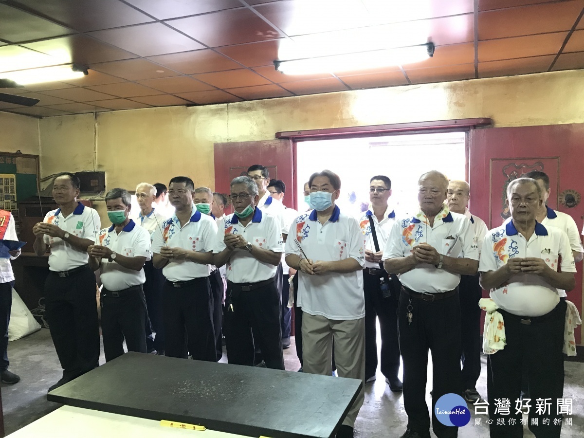 西港慶安宮主委黃勝家(右三)率副主委李子榮、總幹事方一峰、委員及董事等,前往新港天后宮參拜。