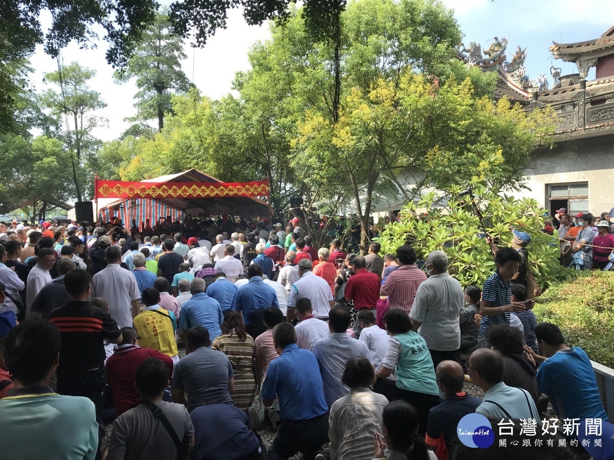 取寶(舟參)大典過程莊嚴肅重,信徒人山人海。