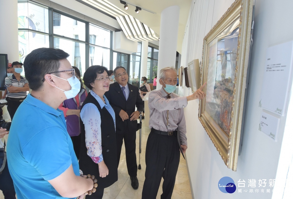 藝術有愛,藝挺伯立歐開展,縣長王惠美等人參觀藝術家作品。